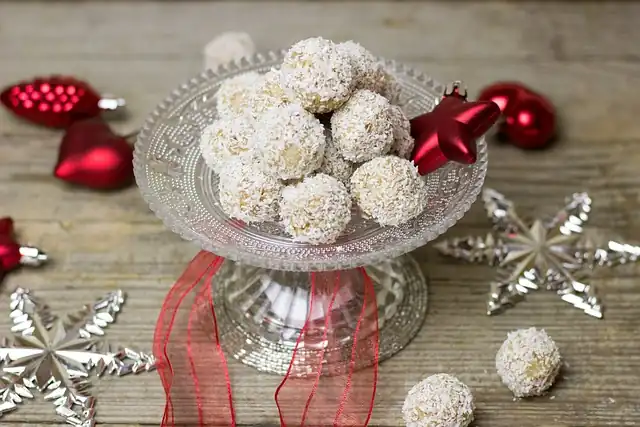 Hausgemachte Kokos- und Kürbiskern-Snackbällchen mit nussigem Geschmack und knuspriger Textur, ideal für gesunden Genuss.